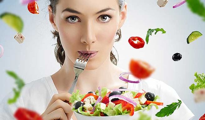 Frau mit Salat auf mediterraner Ernährung
