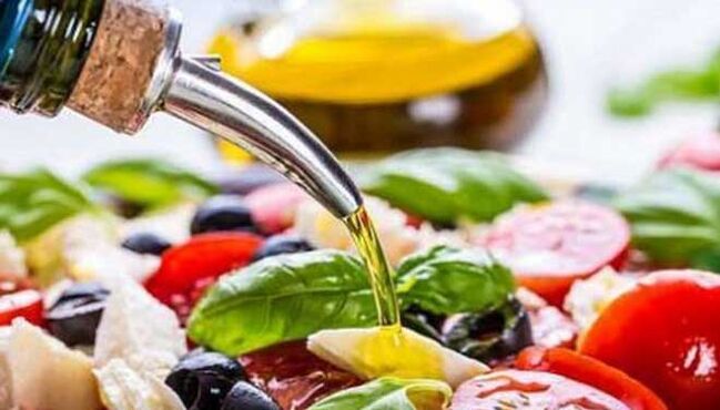 Gemüsesalat mit Pflanzenöl, mediterranes Diätgericht